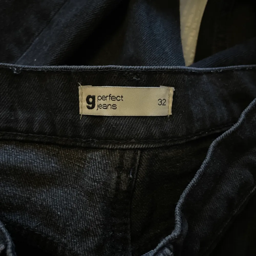 Svarta jeans med slitningar vid knäna, stl 32 petit, knappt använda . Jeans & Byxor.