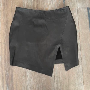 Skinnkjol stylein small - Säljer nu min fina skinnkjol av Stylein då jag har insett att jag inte använder den.  Den är gjord i mjuk lamm skinn