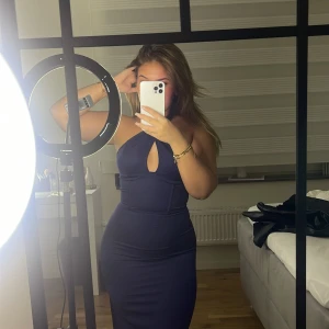 Blå maxi klänning  - Super fin marinblå korset klänning, bara använd 1 gång, även en slits jag fixat hos skräddaren. Är i nyskick, väldigt stretchig.🫶🏼 OBS*** kan mötas upp i Göteborg eller alternativt till frakt då man står för det🤍