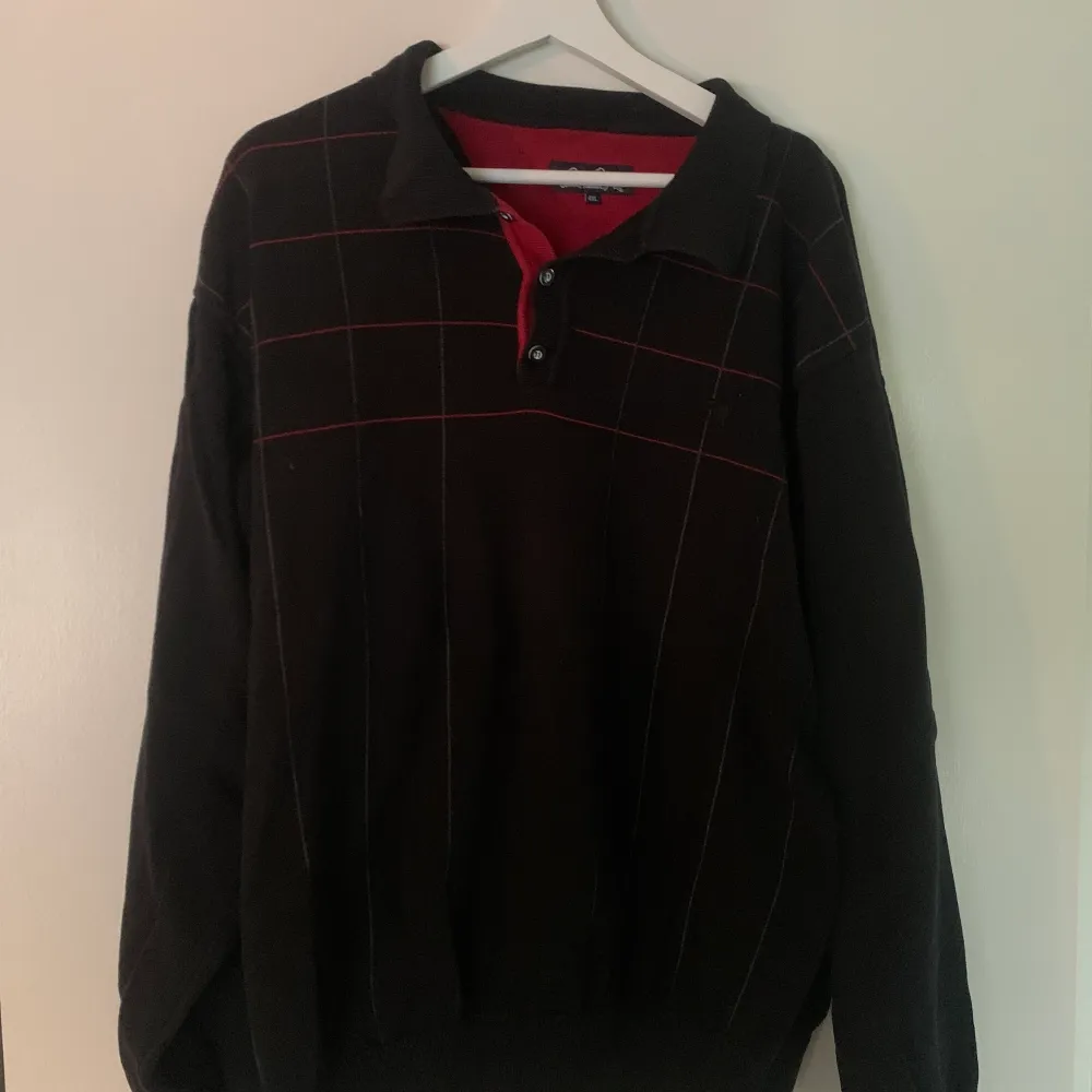 Säljer denna mysiga, vintage sweater. Strl är 4XL men den sitter som en oversized tröja på mig som är ca S/M.. Tröjor & Koftor.