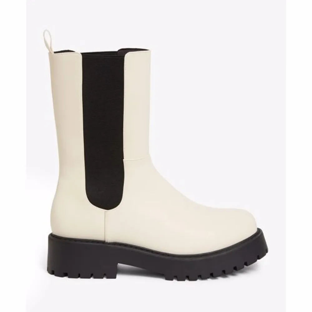 Säljer mina slutsålda chelsea boots från Monki! Supersnygga men bara inte kommit till användning. I nyskick då jag aldrig använt de innan 🥰🫶🏼❤️ . Skor.