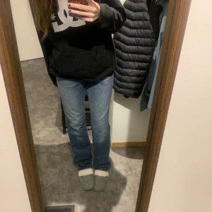 prada jeans - prada jeans oanvända saknar två knappar så därför de billiga priset, jag är 175🫶🏻 står tyvärr ingen strolek men midjemåtten rakt över är 41cm💕