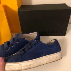 J.Lindeberg sneakers - Supercoola J.Lindeberg sneakers som är så eftertraktade!! Dem är i en mörkblå färg med sammetsmaterial 🫶🏽storleken är 39 💓💓 tvättas såklart innan dem säljs!!