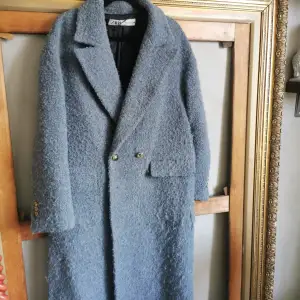 Säljer nu denna härliga kappa ifrån Zara. Pris går att diskutera vid snabb affär. Storlek M. 