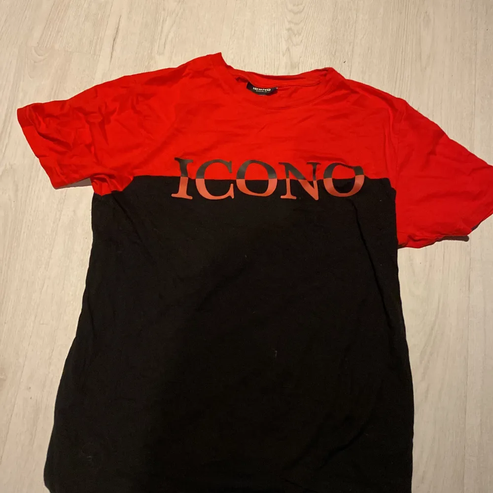 Svart o röd oanvänd icono t-shirt i storlek M (köparen står för frakt). T-shirts.