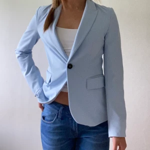 Blå Zara kavaj - Säljer denna blåa kavajen från Zara som jag fick utav min kusin. Den används inte och därav har jag ingen användning av den. Om ni har frågor kan ni gärna fråga på🫶🏼