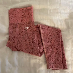 Gymshark tights strl S - Splitternya tights, använda 1 gång. Storlek S. Frakt tillkommer alltid 💕