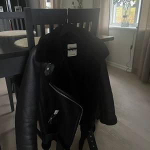 Zara jacka - Säljer min jätte fina Zara jacka, jätte fint skick. Köpte för 1 195kr❤️kan mötas upp och skicka!