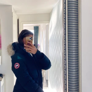 Säljer min Canada goose jacka eftersom att jag tröttnat på den köpt förra vintern. - Storlek s 