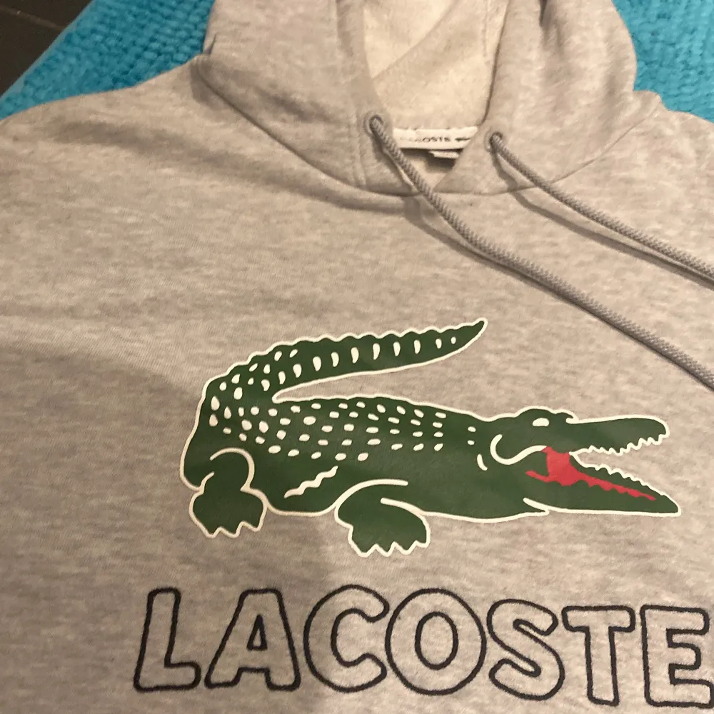 Fresh oanvänd Lacoste hoodie. Tröjor & Koftor.