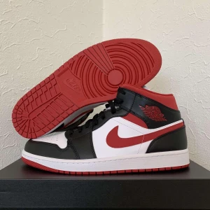 Nike Air Jordan 1 Mid "Gym Red" -  Nike Air Jordan 1 Mid "Gym Red"  Storlek: US 11 | EU 45 | 👟  Skick: 10/10 DS  Pris: 2099kr   @heatonfeet040 på insta!
