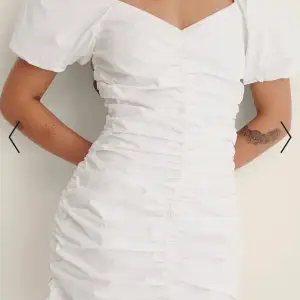 En jättefin och puffig klänning från NA-KD! Köpte den förra sommaren, har dock bara använts 1 gång.💓 Skriv om ni vill ha bilder hur den sitter på mig! Toppkvalitet och inga skador eller fläckar🫶