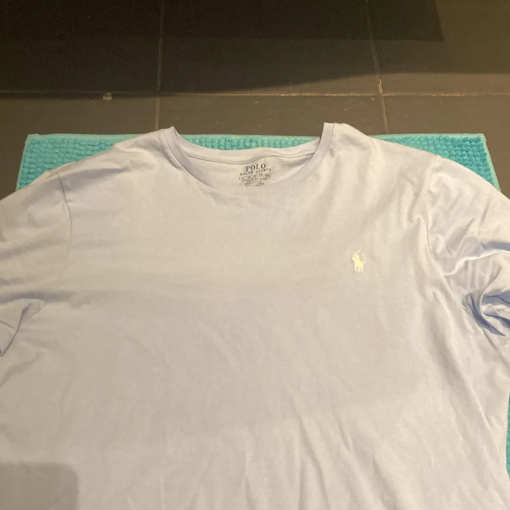 Ralph lauren polo helt ny oanvänd super skön t-shirt i storlek xl (Ljusblå) dålig bild. T-shirts.