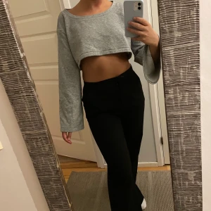 Cropped sweatshirt - En cropped sweatshirt i storlek S från misstress rocks. Använd 1-2 gånger så är iprincip i nyskick. Pris: 120kr exklusive frakt.