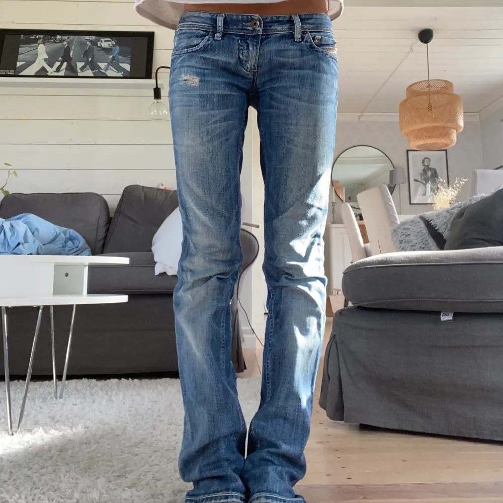 Lågmidjade Diesel jeans i storlek 27, midjemåttet är 81 cm och innebenslängden 87 cm. Sitter perfekt på mig som vanligtvis har storlek 36 i jeans, något långa däremot då jag är cirka 166🤍 Om flera är intresserade blir det budgivning👖👖. Jeans & Byxor.