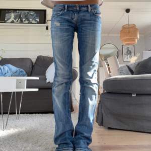 Lågmidjade Diesel jeans i storlek 27, midjemåttet är 81 cm och innebenslängden 87 cm. Sitter perfekt på mig som vanligtvis har storlek 36 i jeans, något långa däremot då jag är cirka 166🤍 Om flera är intresserade blir det budgivning👖👖