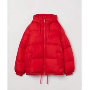 Säljer denna populära röda jackan från H&M! Använd några gånger men i mycket bra skick, precis som ny! Kontakta mig vid fundering eller fler bilder ❤️