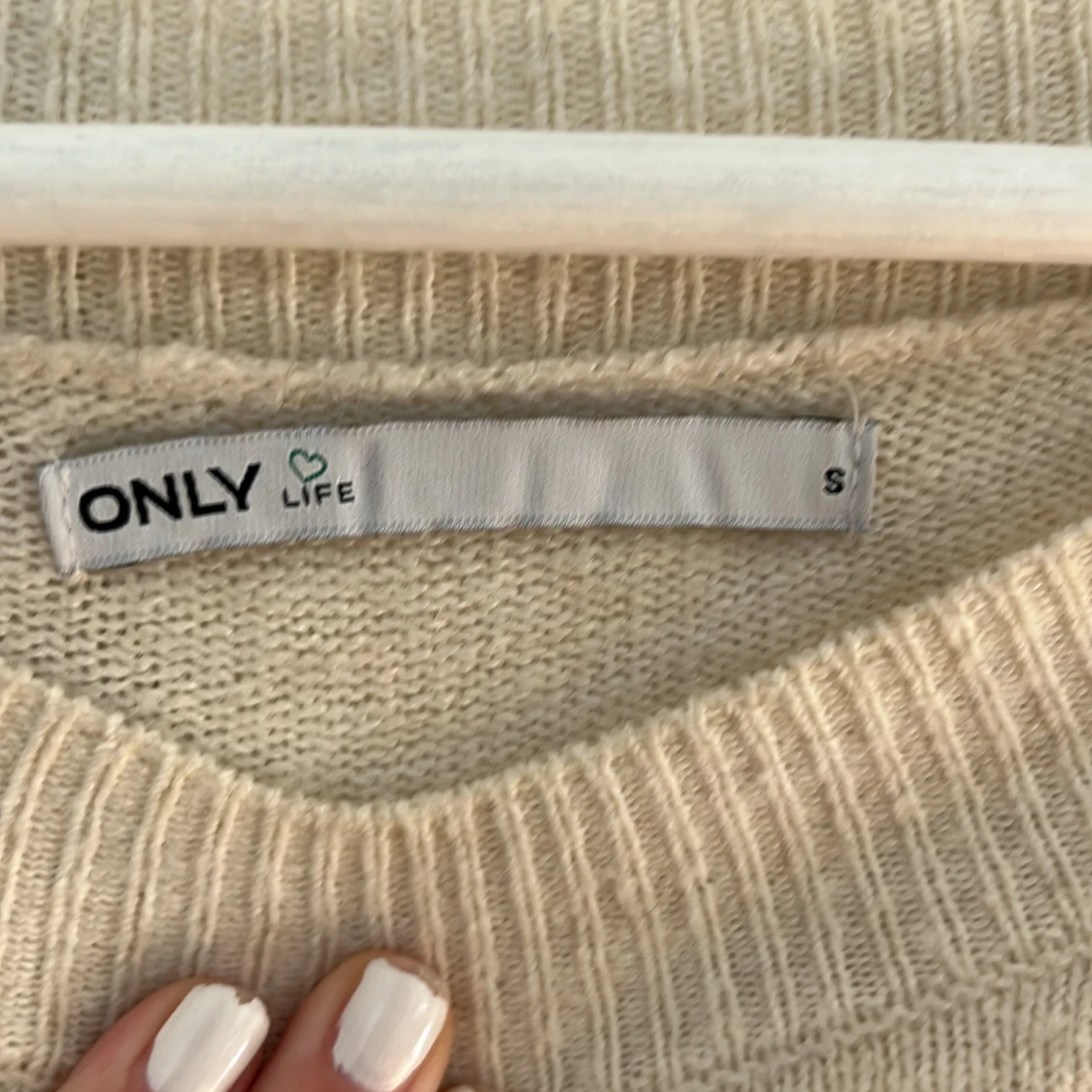 Stickad vit/beige tröja - 90