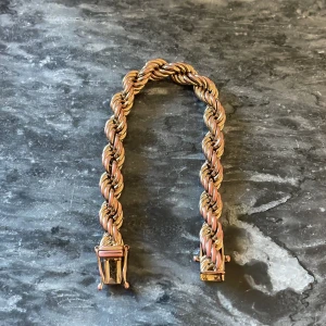 Kejsar kedja 10mm - Bra skick! Inget fel säljer den pågrund av att jag tröttnat på den. 21cm lång 10mm guldpläterat cordell armband. Nypris 1399kr!! (Intresserad i byte också)