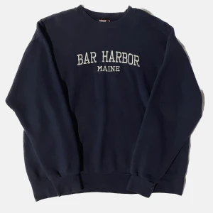 vintage navy blue embroidered “bar barbour maine” sweater - +vintage navy blue embroidered “bar barbour maine” sweater +ingen tag men sitter som medium/large 