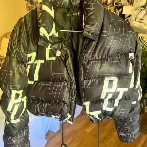 Croppad pufferjacka  - Säljer min croppade pufferjacka i storlek i storlek 36 från Pretty Little Thing  I superfint skick 🤍 