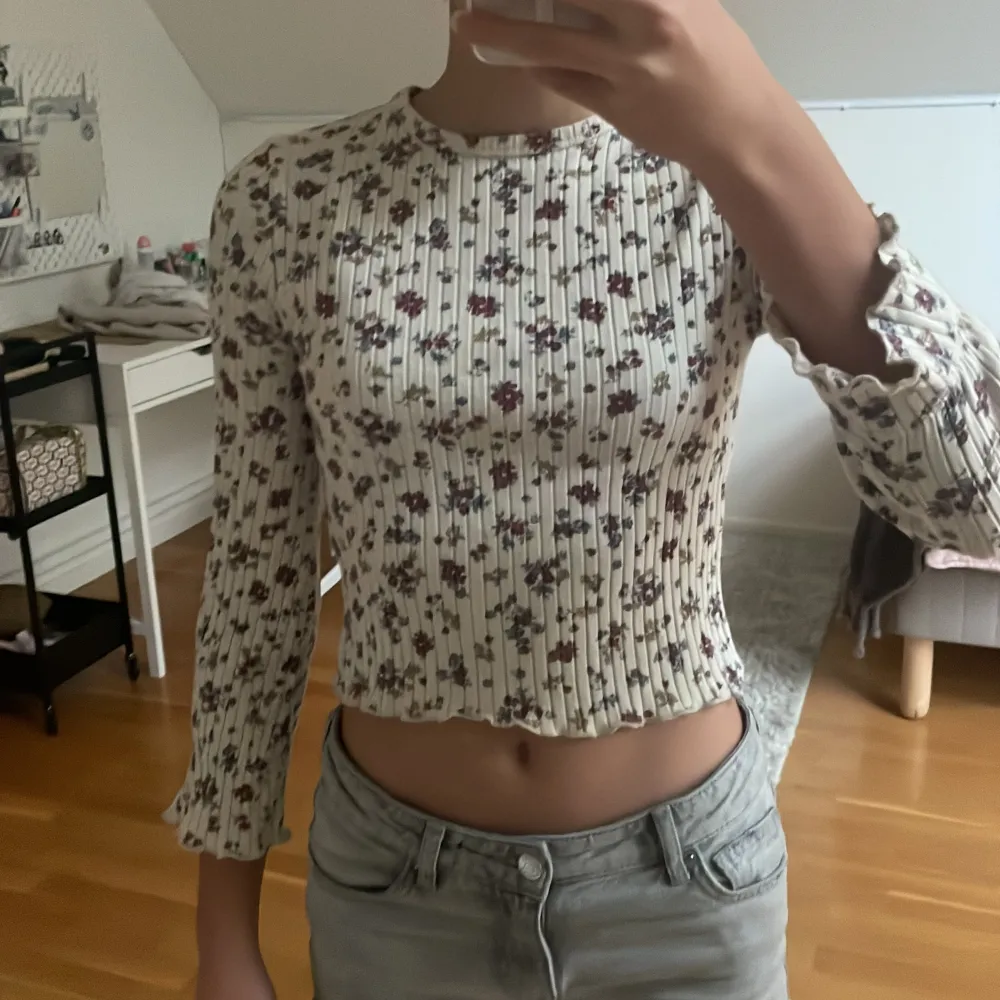 Super pretty long sleeve shirt from zara in size 10 (140) Its to small for me (as you can see on the picture) but i loved this shirt so much! Its in perfect condition. (You pay the shipping) ❤️. Skjortor.