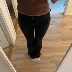 Low rise kostymbyxor - Säljer dessa slutsålda low rise kostymbyxorna från brandy Melville💗 nypris 500kr