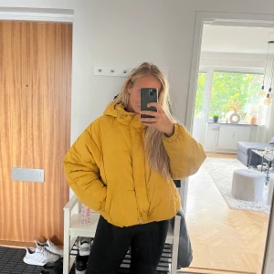 Gul puffjacka - Snygg gul puffjacka från Zara, använd en vinter och kemtvättad därefter. Säljer då jag köpt en längre vinterjacka. 