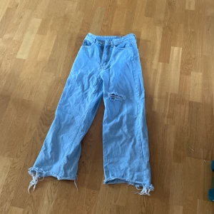 Jeans - Jeans från shein hög midja o wide i benen avklippta till mig som var ungefär 153 när jag hade de från shein drf billigt