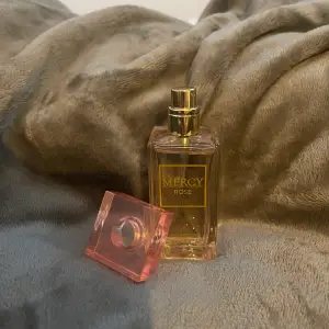 Aldrig använt säljer för jag har för många parfymer. Säljer den jätte billigt för att vill bara att den ska bli såld.