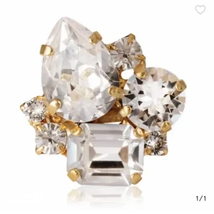 Caroline svedbom ring  - Säljer min Caroline svedbom ring som jag fick skolavslutningens present detta året. Inte riktigt min stil. Men fortfarande i väldigt bra skick! Frakten ingår