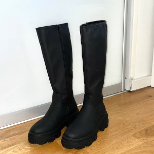 ASOS - Chunky boots   - Suppersnygga och eftertraktade stövlar från ASOS. Har endast används en gång utomhus. Säljer enbart stövlarna på grund utav fel storlek. 