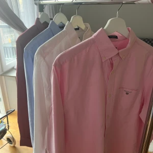 Gant skjortor  - Säljer mina gant skjortor, den vita o rosa använts 1gång fortfarande i nyskick, dem andra är helt nya.. 350kr styck alla för 1200kr