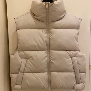Beige väst  - Från bikbok. Storlek s i mycket fint skick🤍