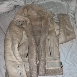 Beige/vit BIKER JACKA - Vit/beige biker jacka Lite längre mysig, varm jacka  (Kan behöva rengöras så den ser ”ny ut” annars är de inga fel på den!) Köpt för 799/899kr  Säljer för 250kr 