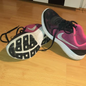 Nike revolution3 skor - Rosa Nike revolution 3skor Bekväma  Fint skick  Knappt slitna Ordinarie pris 565kr