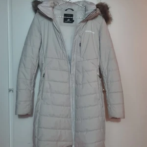 Didriksson jacka oanvänd  - Oanvänd jacka från didriksons, stl 34 men passar även 36. Fått 16 poäng i "Heat Level". Dem är vind och vattenavstötande o har tvåvägs blixtlås. Fast huva med avtagbar syntetpäls. Ärmslut med muddar med tumhål. Pris kan diskuteras vid snabb affär. 