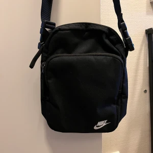 Nike axelväska - Nyskick, använd 2 gånger Ca 23x19cm Köparen står för frakt 