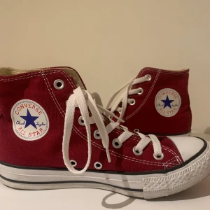 Röda converse  - Röda all stars converse. storlek 37,5.  Helt oanvänd. 