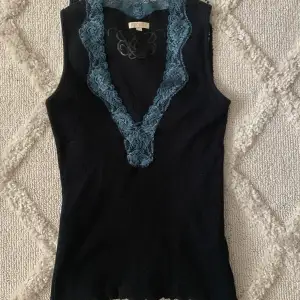 Jättesnyggt linne från köpt secondhand, från äldre bikbok. Snygga blåa spetsdetaljer :)
