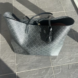 Malene Birger väska - Säljer min fina malene Birger väska i den stora modellen då jag inte längre får någon användning av den. Den är i nyskick och är endast använd ett fåtal gånger! Nypris 3200kr