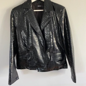 Ginatricot kavaj - Aldrig använd fake ormskinns kavaj från ginatricot