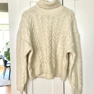 Stickad tröja  - Säljer denna härliga stickade tröja från Lindex, ord pris 500kr. Använt en gång! Säljer för 200.. storlek M men funkar bra som S då jag ville ha den lite oversized 🤍