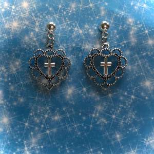 så vackra örhängen med ett kors i mitten av ett hjärta༺♥༻  bjuder på gratis frakt !!