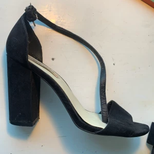 svarta klackar från NLY !!  - Säljer mina favo klackar pga för stora för mig😭✨ Svarta bekväma klackar med en tjockklack, 10 cm hög klack ungefär, från NLY shoes. Haft en en gång, strl 40.  Stabila klackar🤝✨