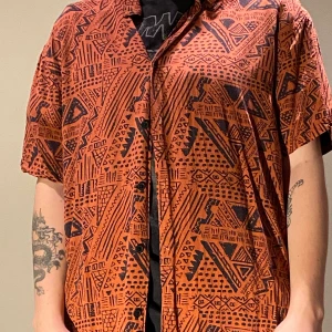 Bershka skjorta strl M - Snygg röd/svart skjorta som inte används längre. Ny skick.