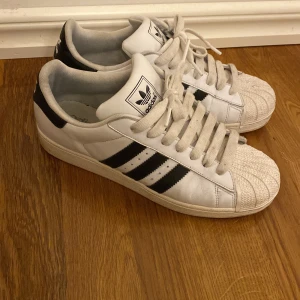 Adidas original sneakers stl 41,5 - Hela och rena mycket lite använda 