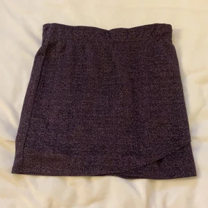 Glittrig kjol - Jättefin glittrig kjol från Lindex barnavdelning i storlek 170 men passar xs och s. Sparsamt använd. 