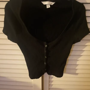 Svart topp - Uringad topp i storlek xs/s