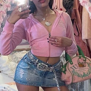 BB CRYSTAL BELT - Tvääär coolt BB belt med massor av kristall detaljer😫 VERKLIGEN early 2000’s mean girl stil o ja ÄLSKAR😍😫 De första två bilderna är lånade, har även ett liknande i rosa med rosa kristaller som jag kan tänka mig att sälja om nån skulle vara intresserad!💞